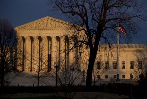 المحكمة العليا الأمريكية تؤيد اسقاط حكم تعويض ضد السلطة