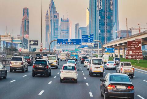دبي تطرح لوحات سيارات رقمية بإمكانها الإبلاغ حال وقوع حادث