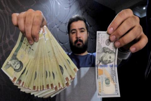 إيران تخفف قواعد الصرف الأجنبي أملا في دعم عملتها قبل العقوبات