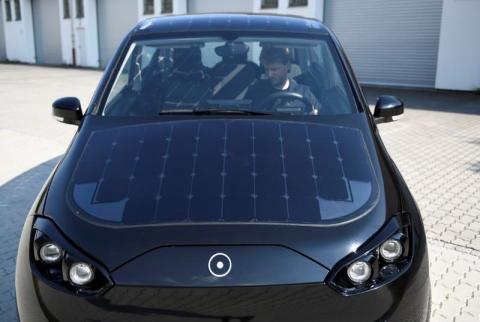 تجارب ألمانية على شحن سيارة كهربائية بالطاقة الشمسية أثناء القيادة