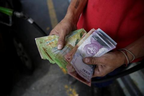 فنزويلا تعلن تخفيف القيود على العملة والاقتصاديون متشككون