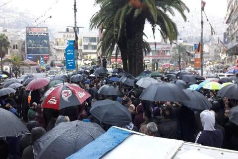 رغم البرد والأمطار-تظاهرة حاشدة رفضًا ل’الضمان’ في نابلس