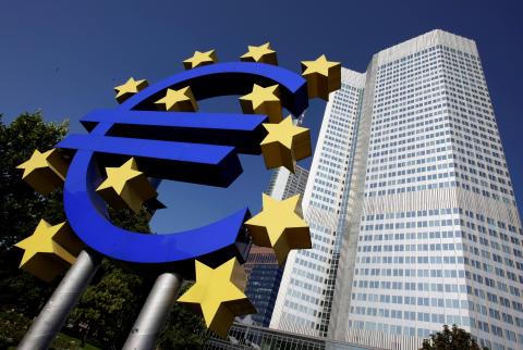 المركزي الأوروبي يبقي على سياسته النقدية لكن قد يقر بضعف النمو