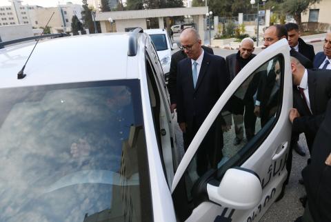 رئيس الوزراء يرحب بتوفير السيارات الكهربائية في السوق الفلسطيني