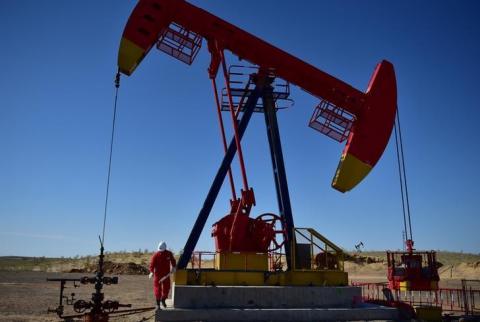 النفط يهبط وسط صادرات أمريكية قياسية لكن تفاؤل التجارة يدعمه