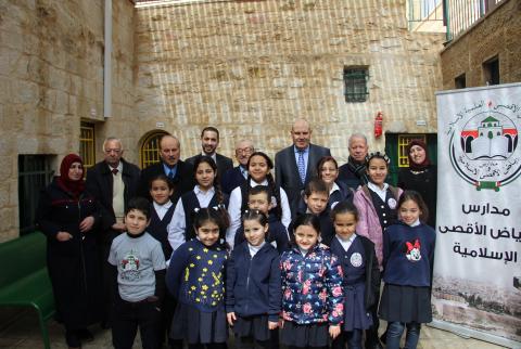 بنك القدس يدعم صندوق الطالب المحتاج في مدارس رياض الأقصى الاسلامية 