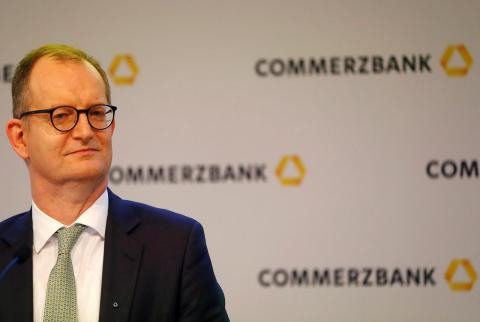 انخفاض أجور الرئيس التنفيذي لكومرتس بنك وأعضاء المجلس في 2018