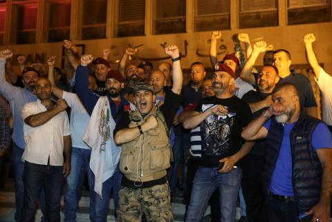 عسكريون متقاعدون لبنانيون يسدون مداخل البنك المركزي احتجاجا على مسودة الميزانية
