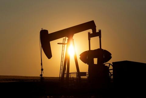 تصاعد توترات الشرق الأوسط يرفع النفط وتوقعات ضعف الطلب تكبح المكاسب