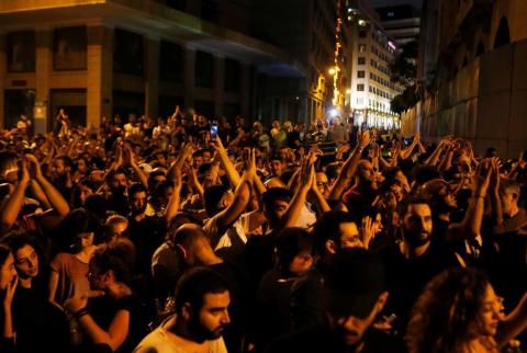 تظاهرات حاشدة في لبنان بعد فرض الحكومة رسوماً على استخدام ’الواتساب’