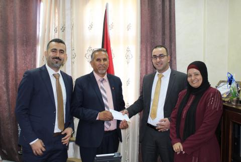 البنك الإسلامي الفلسطيني يدعم مدرسة بنات مسقط في أريحا