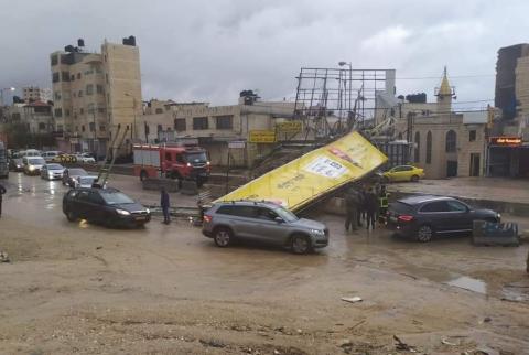 إغلاق شارع قلنديا القدس بسبب سقوط لوحة إعلانات