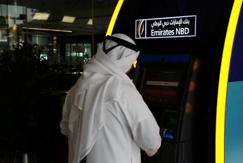 بنوك الخليج تكبح الإقراض في ظل‭ ‬أزمة سيولة دولارية تلوح في الأفق