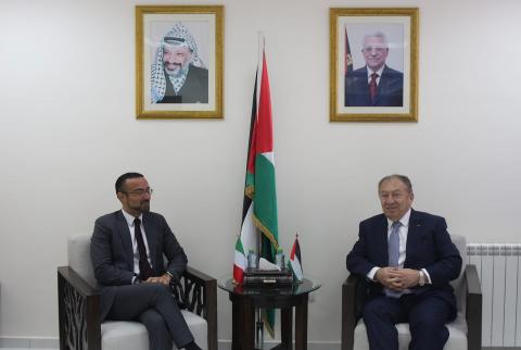 وزير الاقتصاد والقنصل الإيطالي يبحثان الظروف الاقتصادية في فلسطين