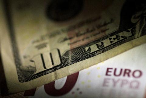 اليورو ينزل لأقل مستوى في أسبوعين مع ارتفاع عائدات السندات الأمريكية