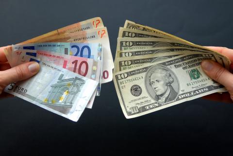’فايننشال تايمز’: الاتحاد الأوروبي يخطط لكسر ’هيمنة الدولار’