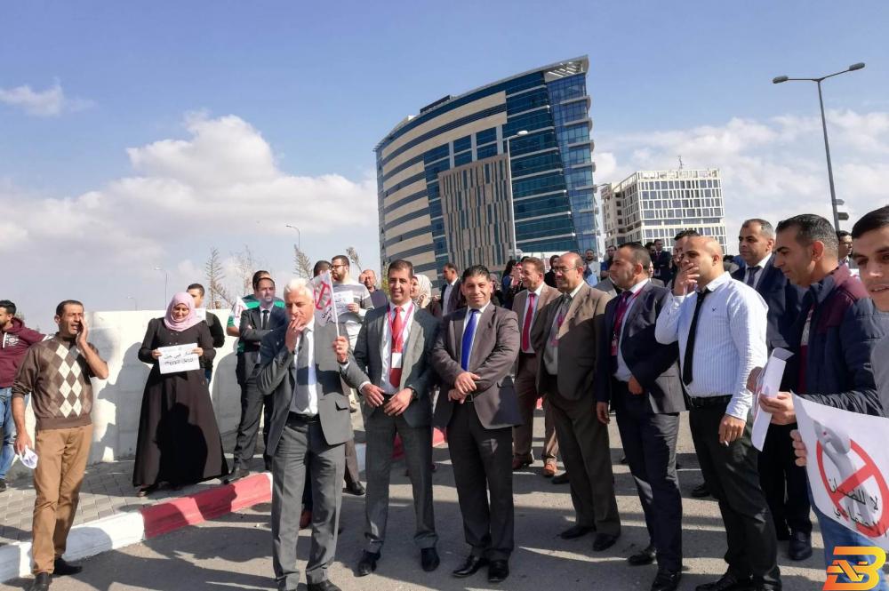 الحراك ضد ’الضمان’ يتواصل-وقفات احتجاجية للموظفين والعمال في رام الله