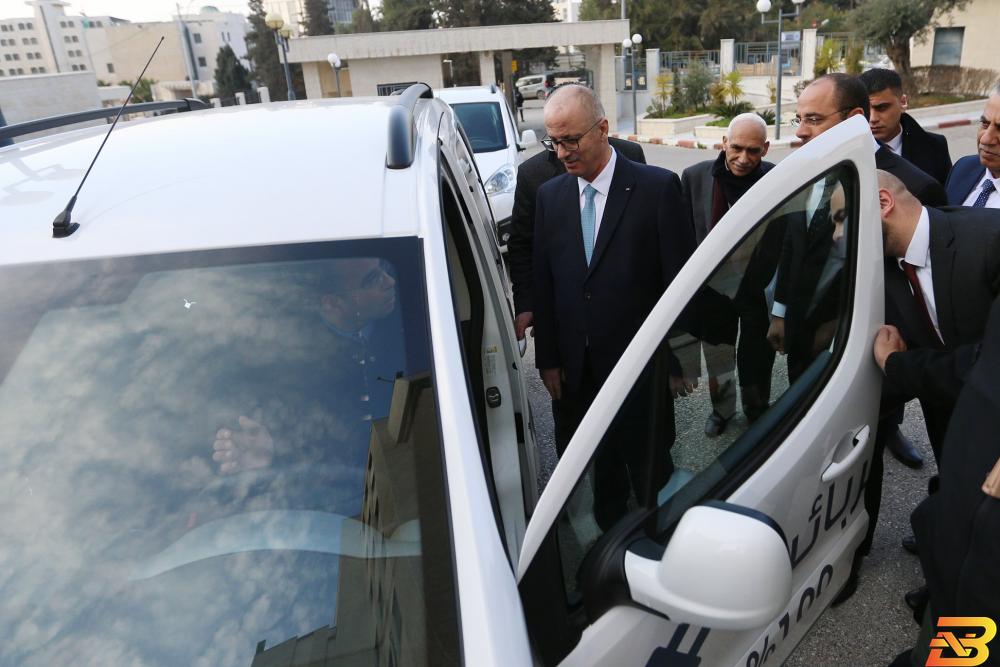 رئيس الوزراء يرحب بتوفير السيارات الكهربائية في السوق الفلسطيني